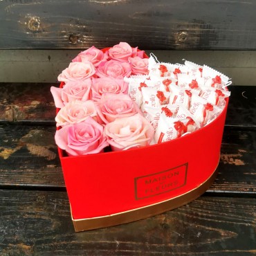 Сердце из роз и рафа...